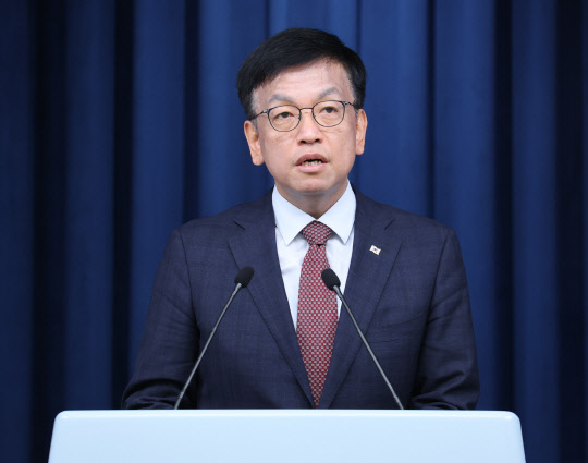 최상목 대통령실 경제수석이 9일 서울 용산 대통령실 청사에서 윤석열 대통령 해외 순방기간 경제일정을 설명하고 있다. 연합뉴스